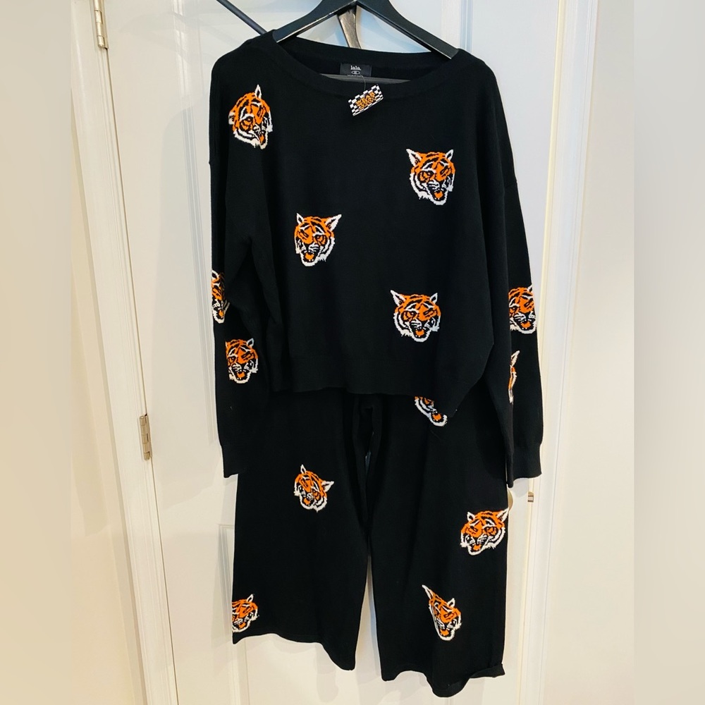 2 piece set by Lala. Size XL